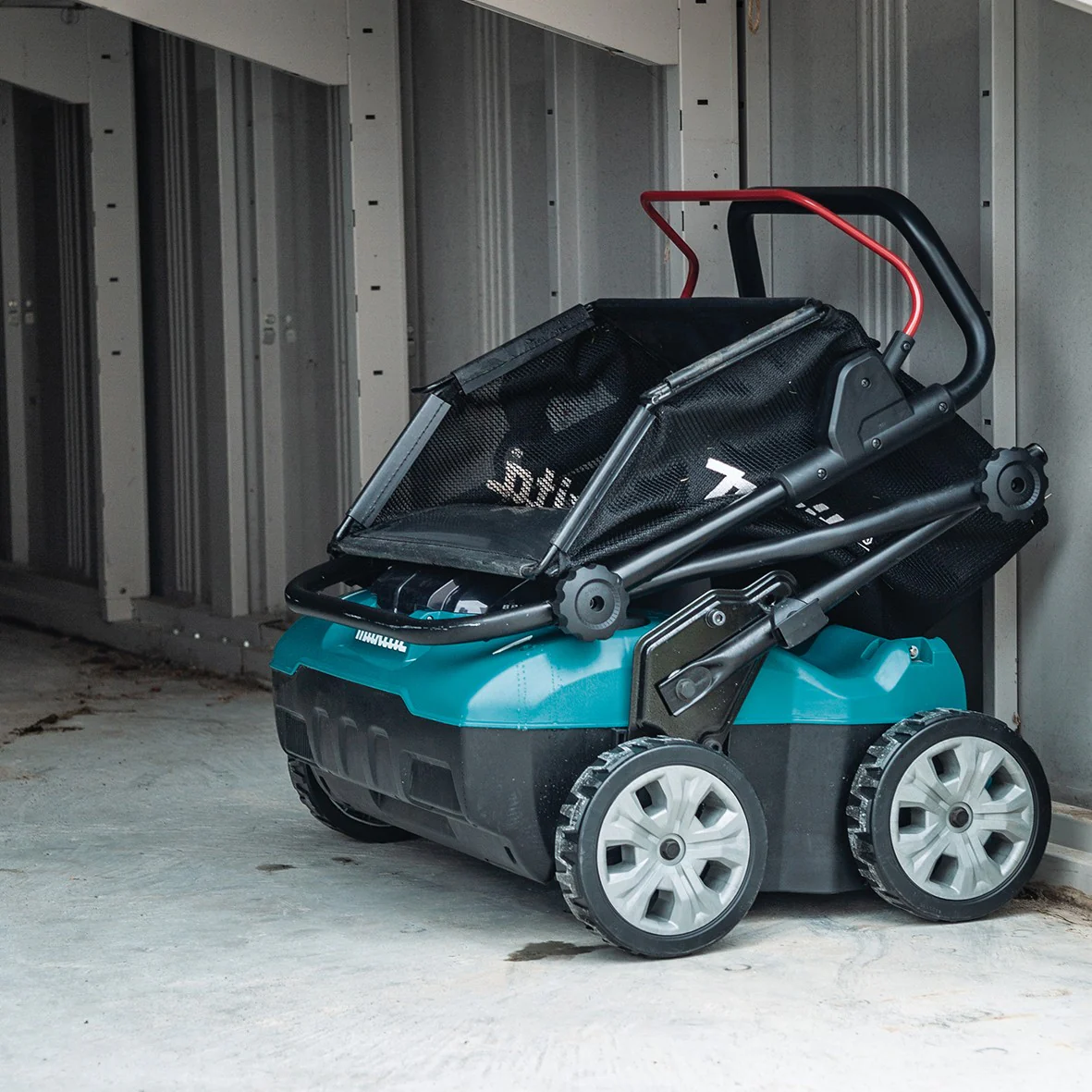 Makita 40V Max Brushless Lawn Scarifier Kit UV001GM201 (Damaged Cardboard Box) In-store pickup only - Image 2